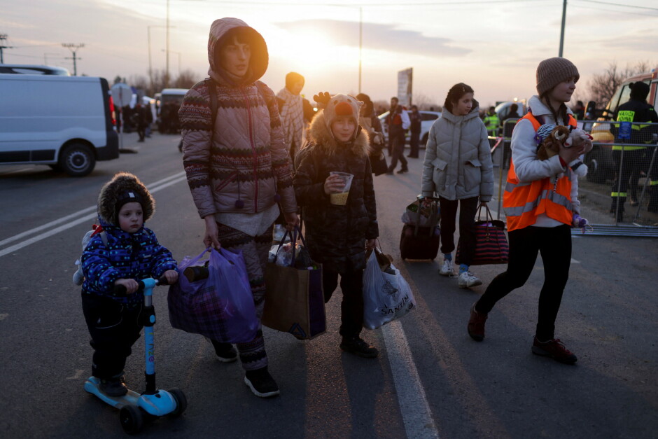 Flyktninger på vei over grensa fra Ukraina til Slovakia denne uka. 📸: REUTERS / Lukasz Glowala / NTB