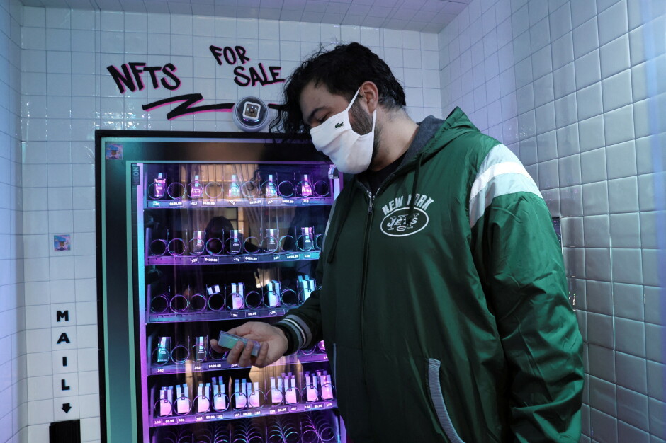 Gaston Charkiewicz bruker en NFT-automat på Manhattan i New York. Jaja. 📸: REUTERS / Brendan McDermid / NTB