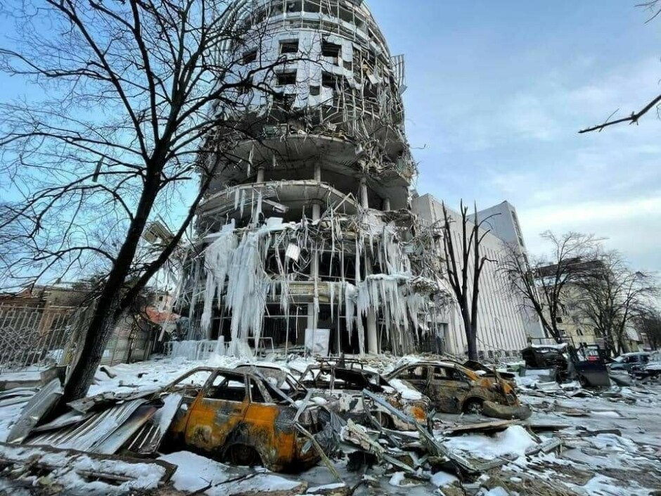 I dette kontorbygget i byen Kharkiv, nordøst i Ukraina, satt Ways sine ukrainske utviklerkolleger. Bygget ble nylig bombet, og senere har is tatt over ruinene. 📸: Privat