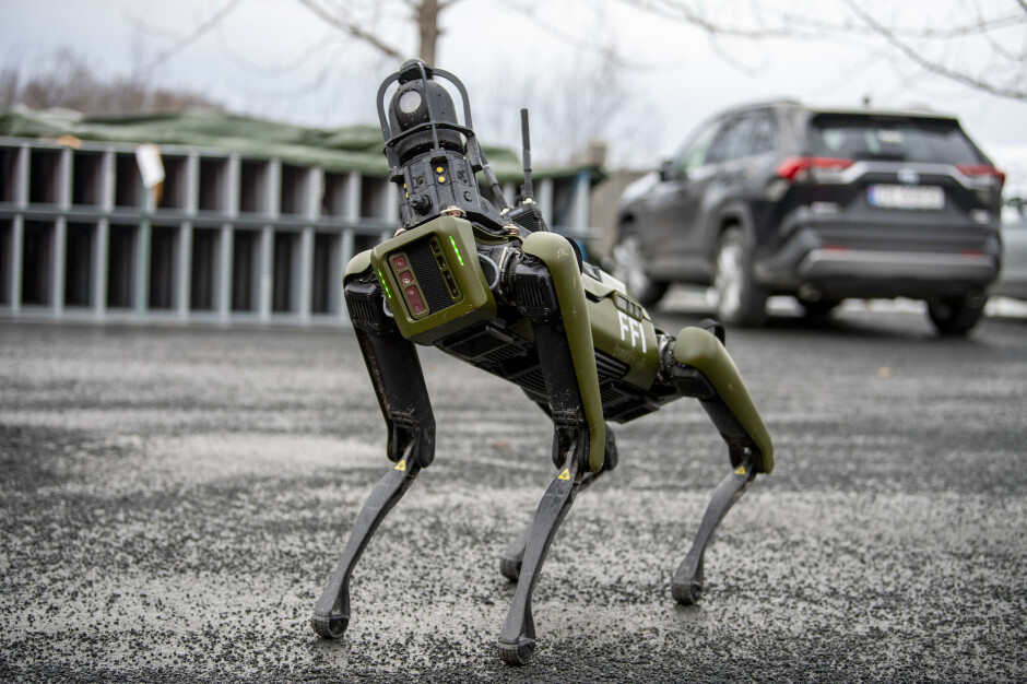 Demonstrasjon av robothunden Freke under bransjedagen hos Forsvarets forskningsinstitutt i Narvik, som handler om ny teknologi og digitalisering i Forsvaret. 📸: Annika Byrde / NTB