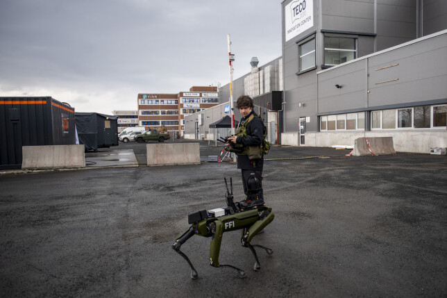 Forsker Tønnes Nygaard styrer robothunden Freke under bransjedagen hos Forsvarets forskningsinstitutt i Narvik, som handler om ny teknologi og digitalisering i Forsvaret. Freke kan løfte rundt 15 kilo og gå i trapper. 📸: Annika Byrde / NTB