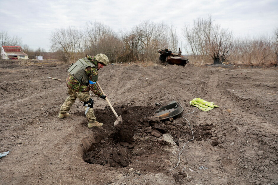 En ukrainsk soldat graver en grav for en død, russisk soldat i landsbyen Lukianivka. 📸: REUTERS / Serhii Nuzhnenko / NTB