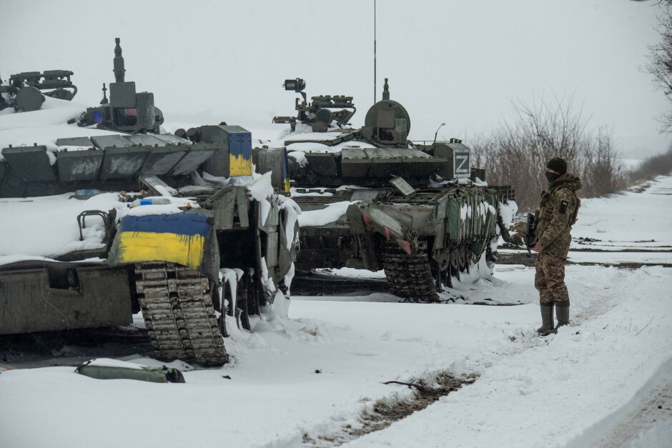 En ukrainsk soldat ved russiske tankser i Kharkiv-regionen. 📸: Irina Rybakova / Press service of the Ukrainian Ground Forces / Handout via REUTERS