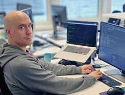 image: Testutvikler hos NRK forklarer jobben: - Veldig kjedelig å skrive tester