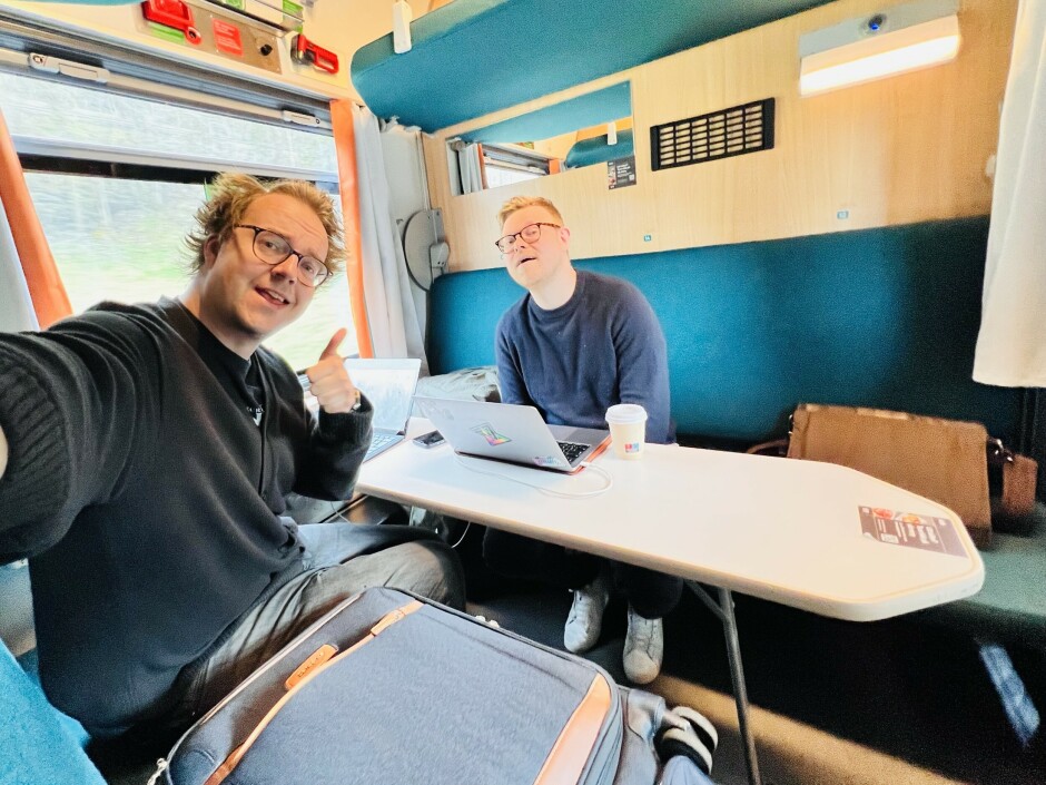 Her sitter kode24 minus Mattis i den tjuvlånte togkupeen vår, bare minutter før konduktøren kaster oss ut. 📸: Ole Petter Baugerød Stokke