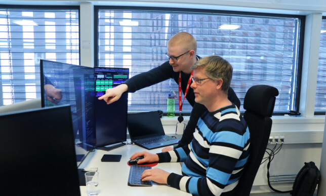 Kasper Rynning-Tønnesen og kollega Jon Inge Moe studerer Allers motor for indeksering av artikler.