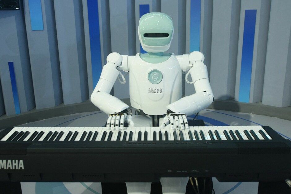 Ifølge DeepMind har de vært inspirert av framskritt innnenfor storsskala språkmodelleringfor å bygge Gato. Her: En tilfeldig robot spiller piano på Apsara Conference, en AI-konferanse, i Kina. 📸: STR / AFP / China OUT