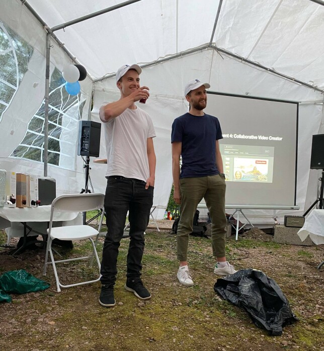Lars Vågenes og Lars Karbø på en lanseringsfest for prosjektet Personate AI. 📸: Privat
