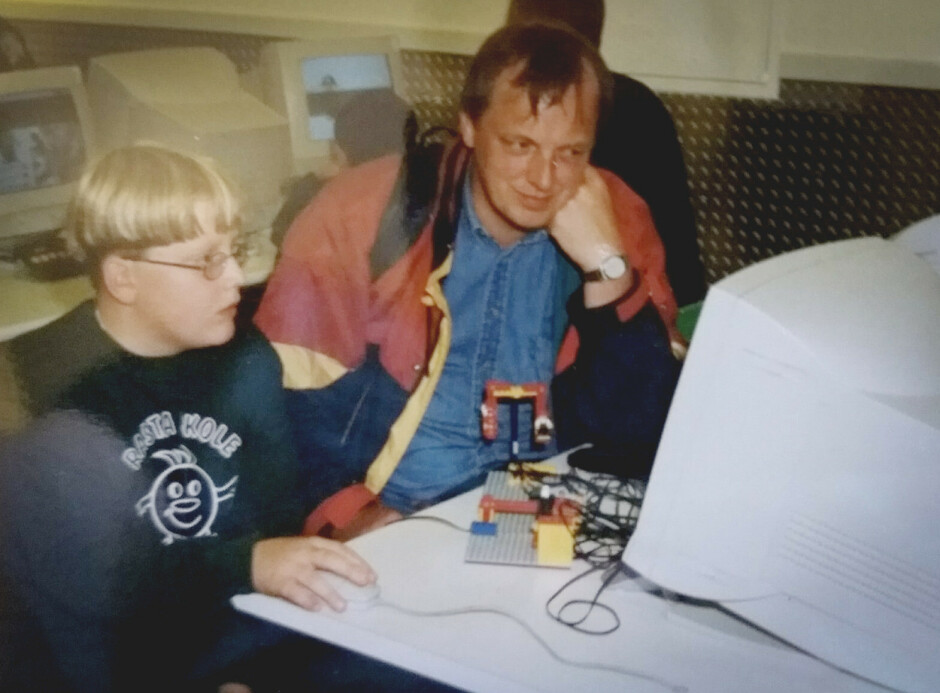 - Vi har alle vært nye en gang, skriver Vegar Norman. Her ser du han, til venstre, i Legoland i 1998 med sin far - den første gangen han kan huske å ha programmert. 📸: Privat