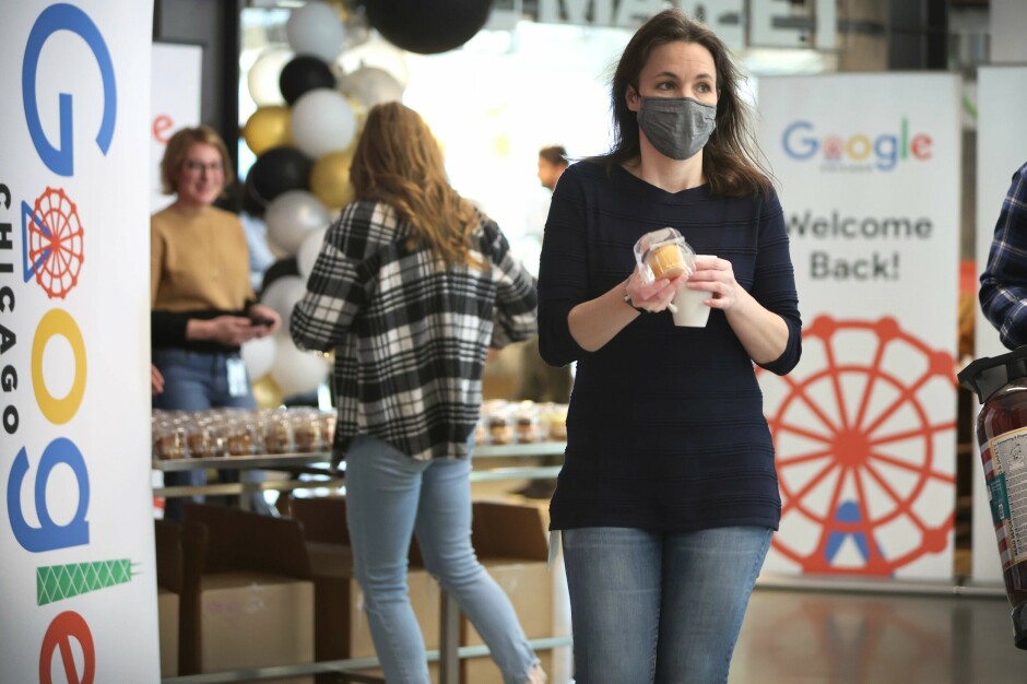 Ifølge Insider kan utviklere som jobber i Google tjene mer enn 300.000 dollar. Her - ansatte vender tilbake til Googles kontorer i Chicago etter to år på hjemmekontor. 📸: Scott Olson/Getty Images/AFP