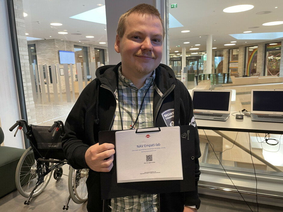 NRK har allerede tatt initiativ på Slack-gruppen til å arrangere første samling, forteller Julian Ravn Thrap-Meyer. Her står han i NAVs kontorer i Oslo med Security Champion-jakka på. 📸: Mattis Vaaland