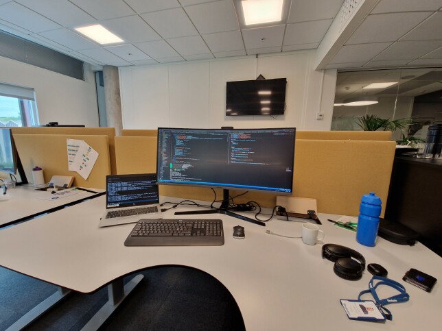 I sommer har Simen Førrisdal fått egen plass i åpent kontorlandskap sammen med resten av teamet. 📸: Privat