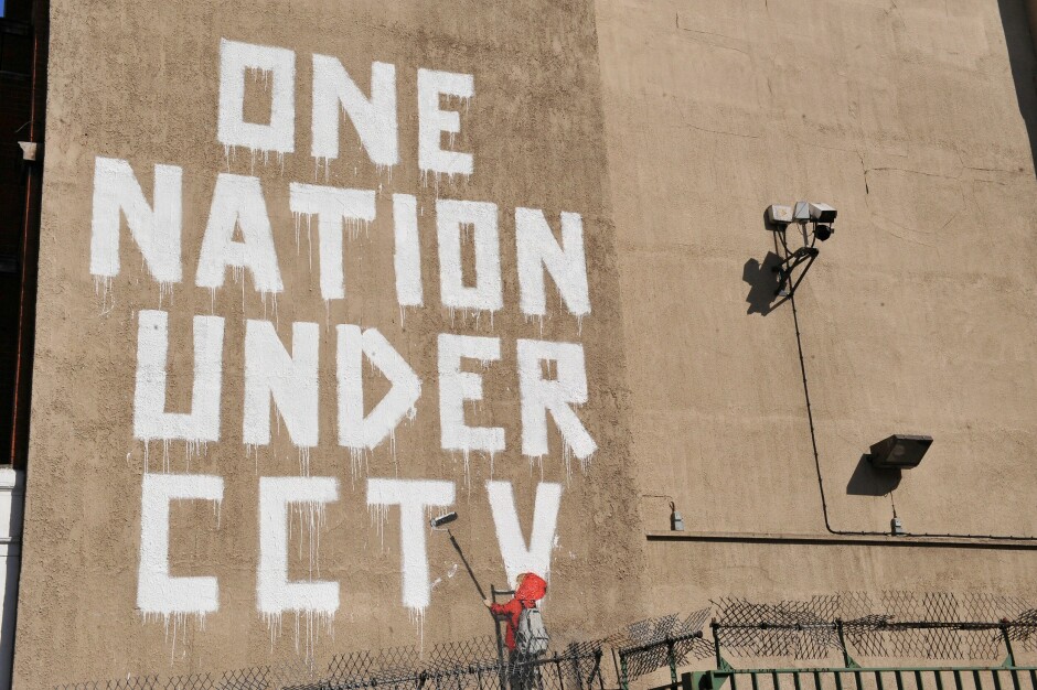 "One Nation Under CCTV" er et verk av den britiske gatekunstneren Banksy fra 2008. 📸: Nils Jorgensen/REX (760105k).