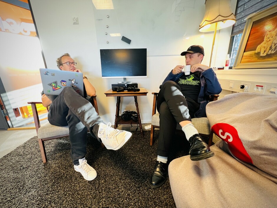 Her skuler Mattis og Ole Petter på hverandre, mens de planlegger hvordan de skal gruse hverandre under fredagens spilløkt. God stemning! 📸: Jørgen Jacobsen