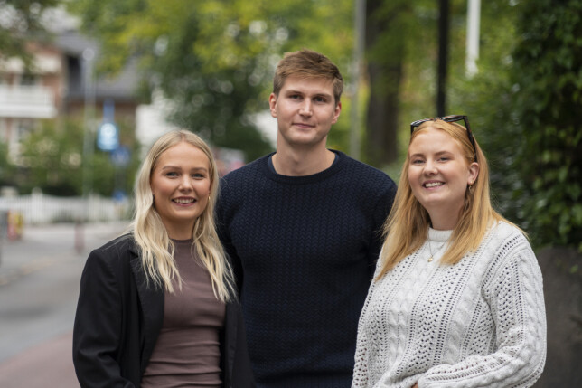 Utviklerne Frøydis Jørgensen, Sindre Sivertsen og Johanna Kinstad var sommerstudenter i 2021, nå har de fått fast jobb i NoA Ignite.
