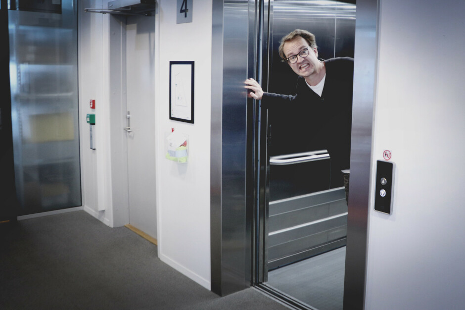 Her står jeg i heisen. Noen kaller en slik situasjon å ta heis. Jeg kaller det eksponeringsterapi. 📸: Mattis Vaaland