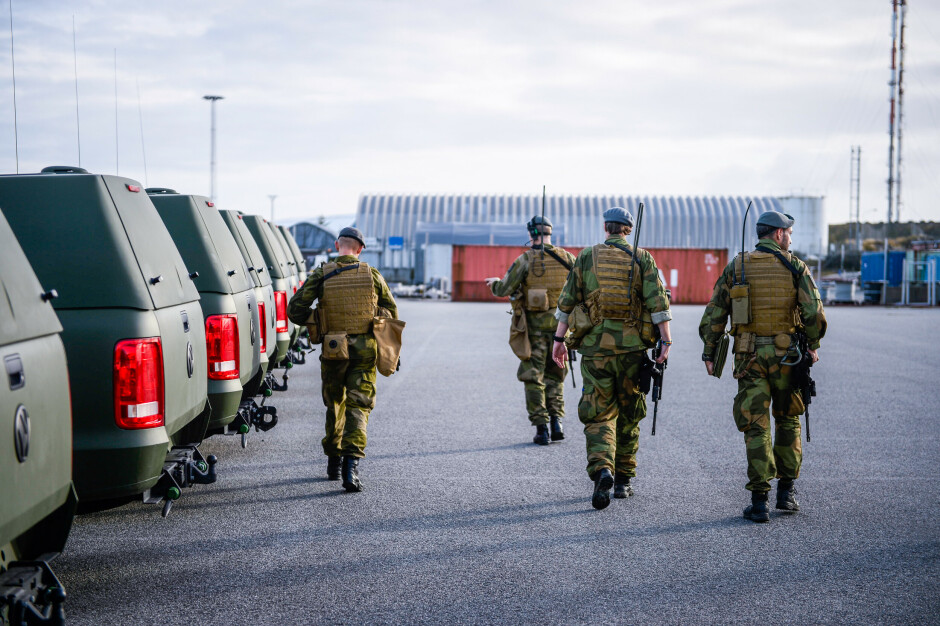 Heimevernet bistår politiet med forsterket vakthold ved petroleumsanlegget Kårstø i Rogaland. 📸: Carina Johansen / NTB