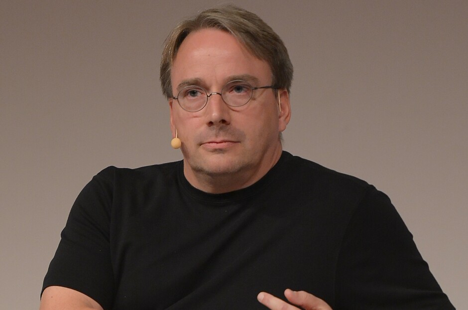 Her er Linus Torvalds på scenen på LinuxCon Europe 2014 i Düsseldorf. 📸: 	Krd/Wikicommons