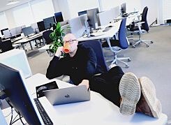 image: Jørgen har funnet den beste dagen å være på kontoret: - Du kan kode mer enn ti minutter sammenhengende!