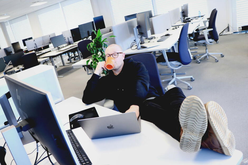 - Det finnes en dag hvor nesten ingen andre er på kontoret, forteller utvikler i kode24, Jørgen Jacobsen. 📸: Ole Petter Baugerød Stokke