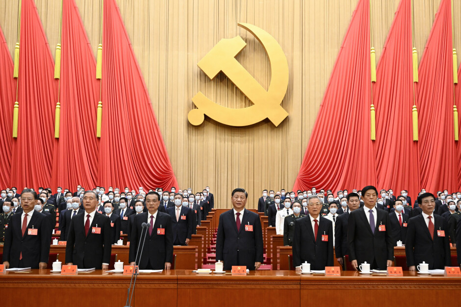 Her: Ledere i det kinesiske kommunistpartiet under åpningsseremonien av den tjuende Nasjonalkongressen til Kinas kommunistparti, som blir avholdt 16 til 22 oktober 2022. Det er forventet at Kinas leder Xi Jinping blir gjenvalgt for en tredje femårsperiode. Noe som etablerer ham som den mektigste kinesiske politikeren siden Mao Zedong.📸: Li Xueren/Xinhua via AP