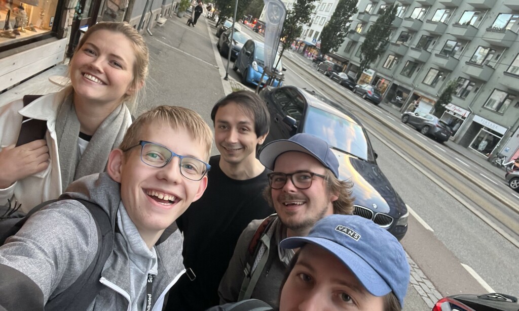 Lærlingen Ole Halvor Lindtveit Bergan, kjent for sin passvarsel.no-tjeneste, tar selfie med kollegaene i Schibsted. 📸: Privat