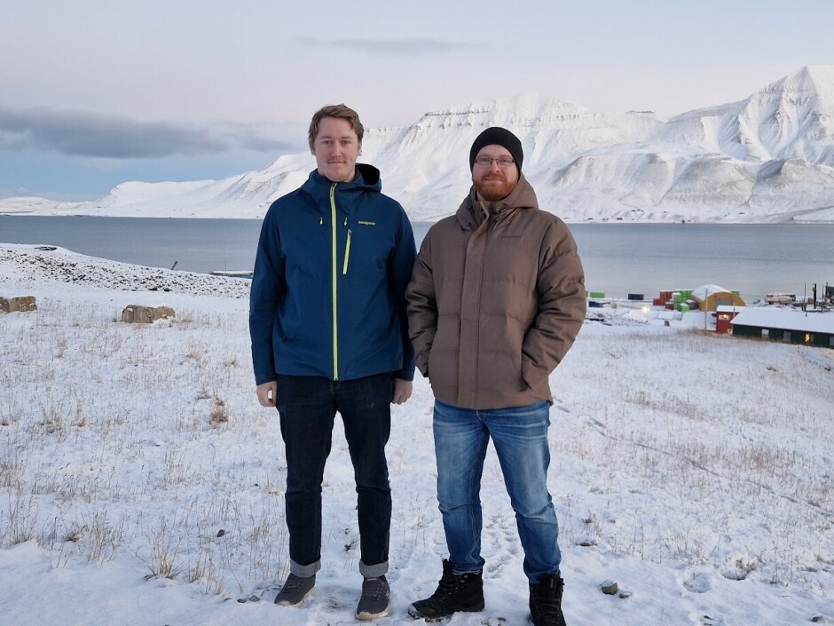 Jørgen Sneisen (t.v.) og Reidar Brenna er storfornøyd med å utvikle fra Svalbard. Her: Utsikt fra jobbparkeringen. 📸: Privat