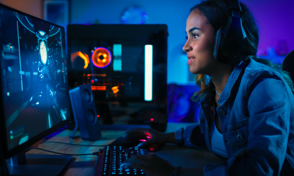 Mens ni av ti gutter i alderen 9–18 år spiller dataspill, gamer bare seks av ti jenter, viser en ny undersøkelse fra Medietilsynet. 📸: Shutterstock / NTB