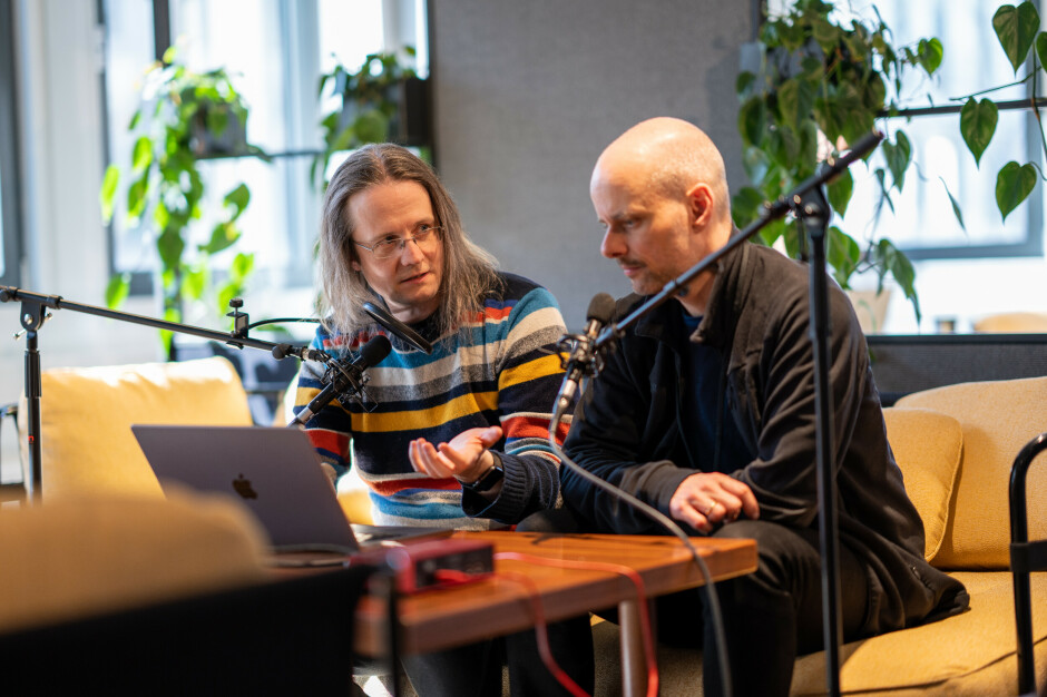 Magnar Sveen, her med kollega Christian Johansen, forklarer hvorfor han velger dynamiske typer i stedet for statiske. 📸: Odin Hole Standal