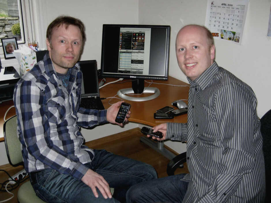 Tommy og Christer Nordvik i 2010, med en tidlig utgave av Android-appen. Mye har skjedd siden den gang. 📸: Privat