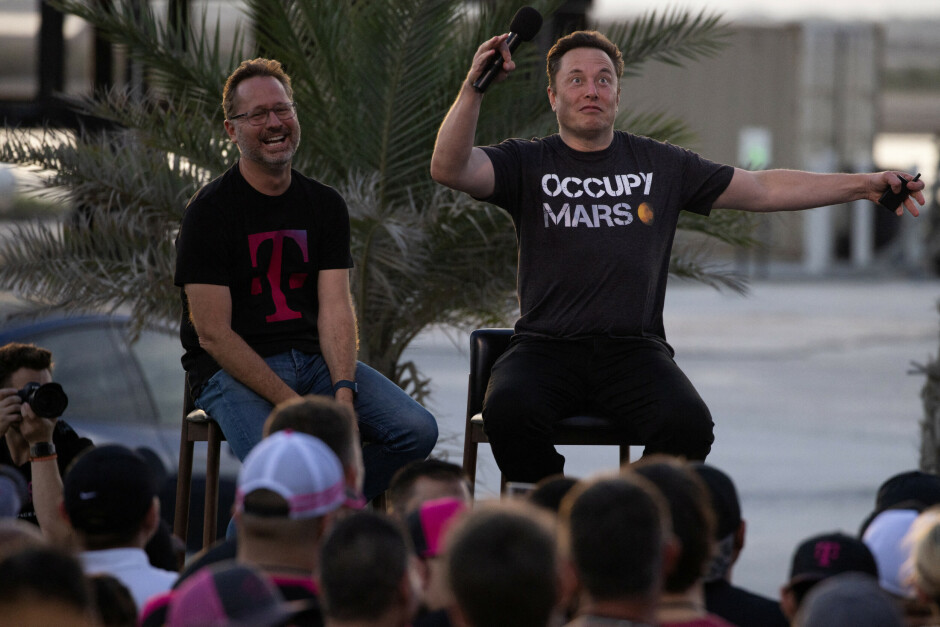 Elon Musk på SpaceX Starbase i Brownsville. Nå er han mer opptatt av å snu Twitter på hodet. 📸: Adrees Latif / Reuters / NTB