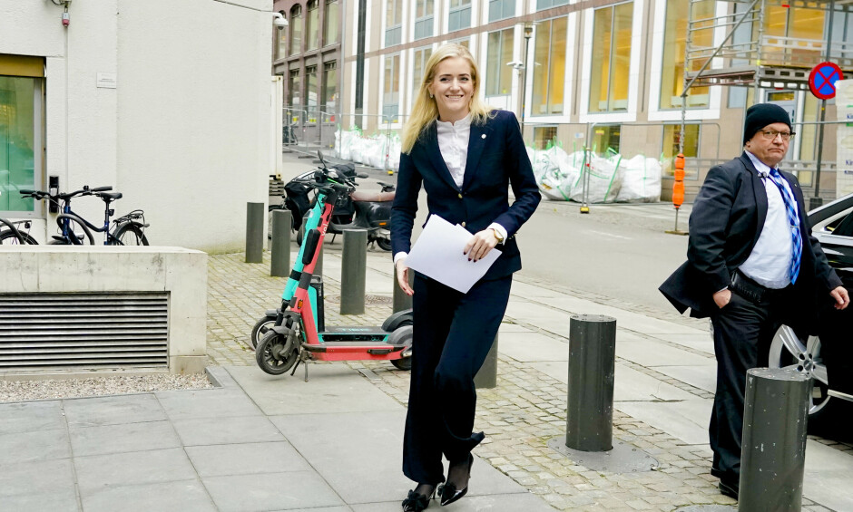 Justis- og beredskapsminister Emilie Enger Mehl (Sp) på vei inn til pressekonferanse om lovforslag knyttet til PSTs hjemler. 📸: Terje Pedersen / NTB