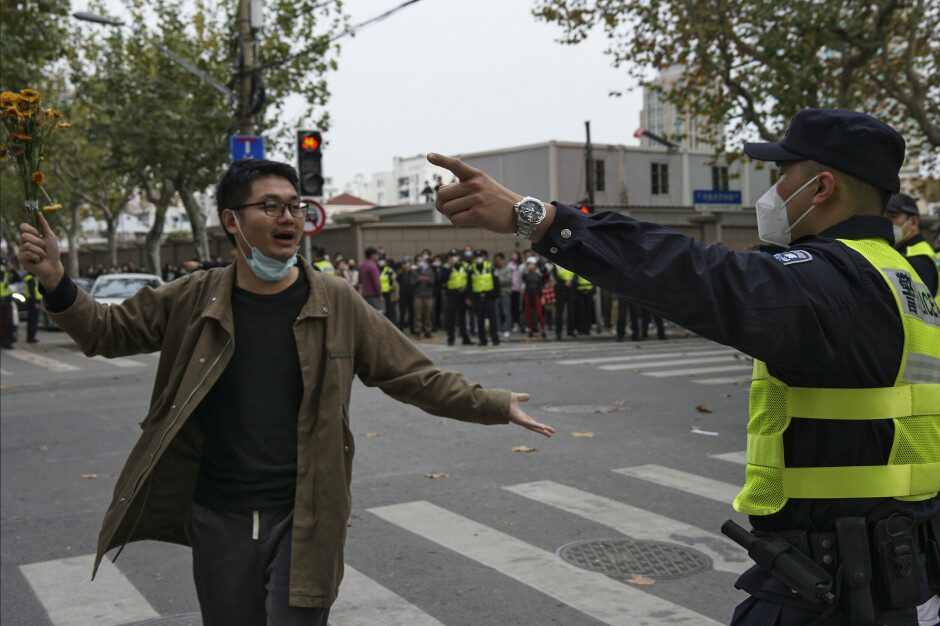 En demonstrant i Shanghai, Kina, demonstrerer mot de strenge koronatiltakene. 📸: AP Photo / NTB