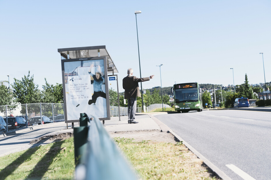 Anders Skøvseth Haugen, Edvin Grytnes og Theebthan Jeyakumaran laga en virtuell stoppeknapp til Stavanger-bussen i sin bacheloroppgave.📸: Kolumbus