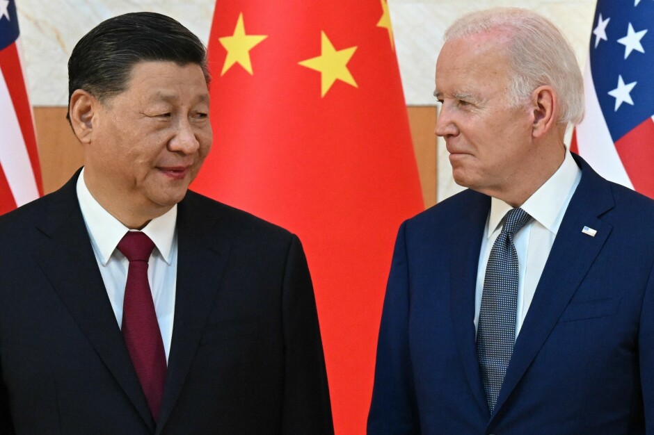 Kina har levert en formell klage på USAs til Verdens handelsorganisasjon (WTO), fordi amerikanerne begrenser Kinas tilgang til databrikker. Her: Kinas leder Xi Jinping og USAs president Joe Biden. 📸: Saul Loeb/AFP.