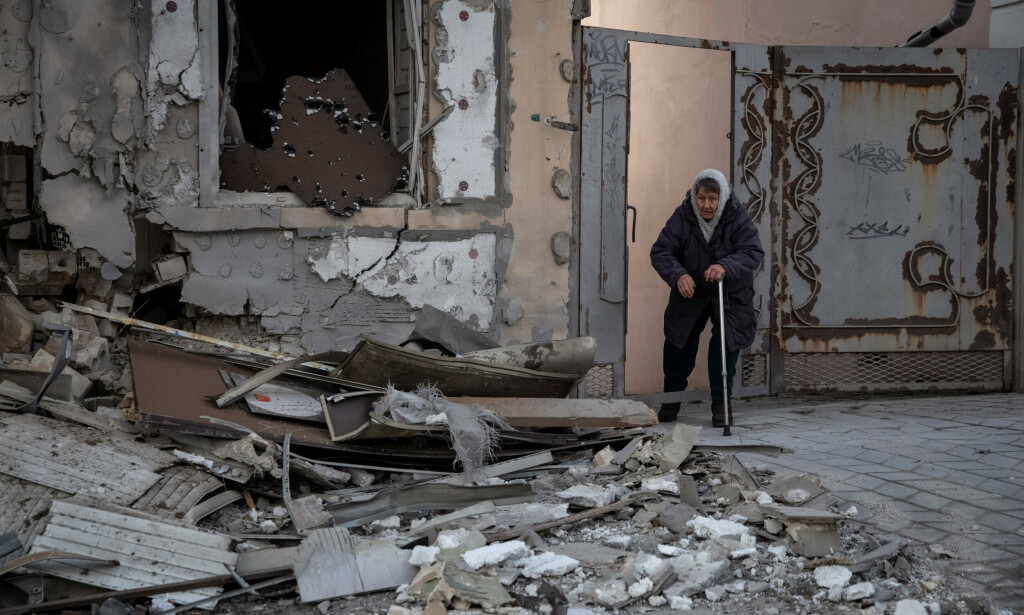 82 år gamle Klavdia står nær huset sitt som ble ødelagt av et russisk artilleriangrep i Kherson i Ukraina.📸: Reuters/Oleksandr Ratushniak