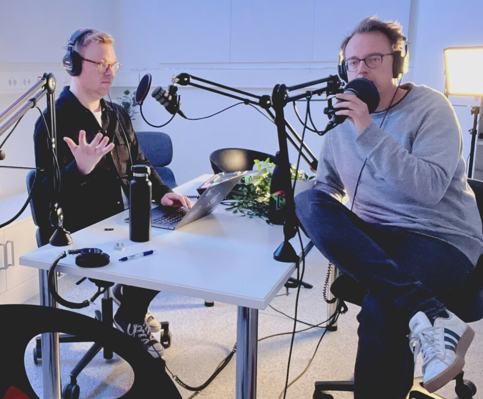 Jørgen og Ole Petter skravær i studio igjen, og kaller det for kode24-timen. 📸: Ole Petter Baugerød Stokke