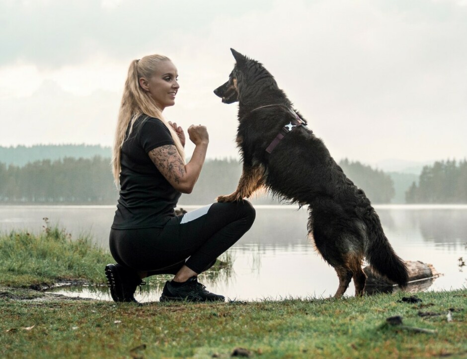 Jeanette "JNET" Landøy Aune er godt over snittet glad i hunder, utvikler i Oslo kommune og årets vinner av kode24s julekalender. 📸: Privat