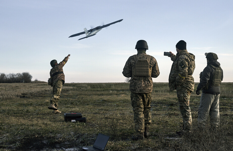 Ukrainske soldater flyr opp en drone nær Bakhmut, Donetsk, i Ukraina. 📸: AP / LIBKOS / NTB