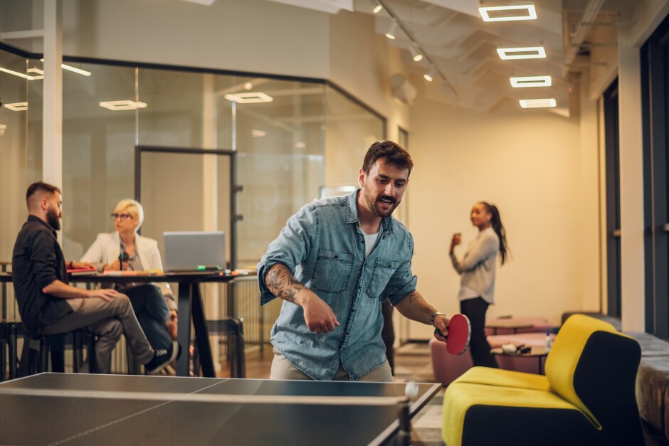 Om sjefen gir dere et pingpong-bord, gjør hun det for å være grei, eller for å slippe å betale deg mer? 📸: Shutterstock / NTB