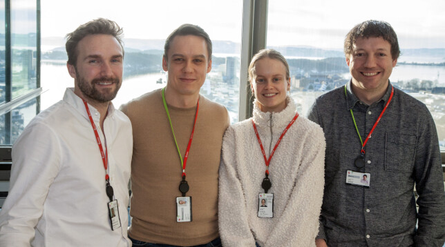 – Våre utviklere har Norges fineste utsikt, skryter Jan-Erling Borowski (til venstre). Fra venstre: Jan-Erling Borowski, Arild Nilsen, Ida Kristine Riseng og Henrik Otgard. 📸: Kurt Lekanger