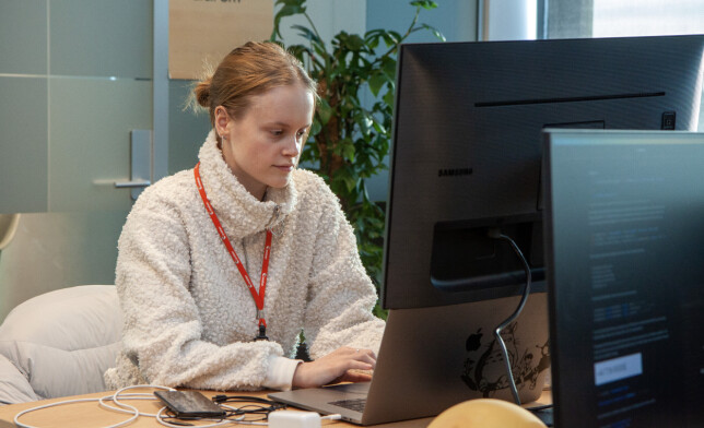 Ida Kristine Riseng koder i Kotlin når hun jobber med Postens Android-app. Hun liker å ha mulighet til hjemmekontor, men likevel treffe kollegaer på kontoret. 📸: Kurt Lekanger