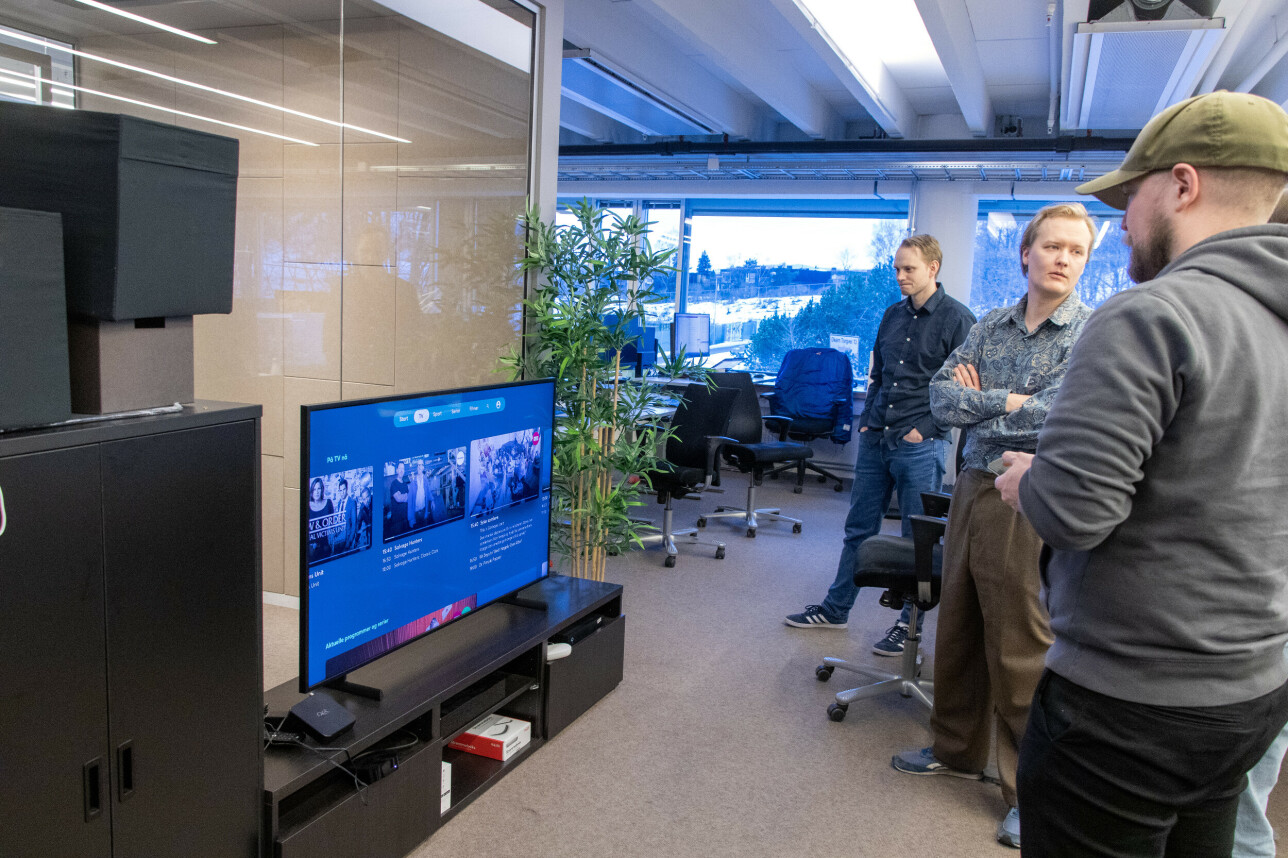 Utviklerne samler seg ofte foran en TV for å diskutere ny funksjonalitet i appen. 📸: Kurt Lekanger