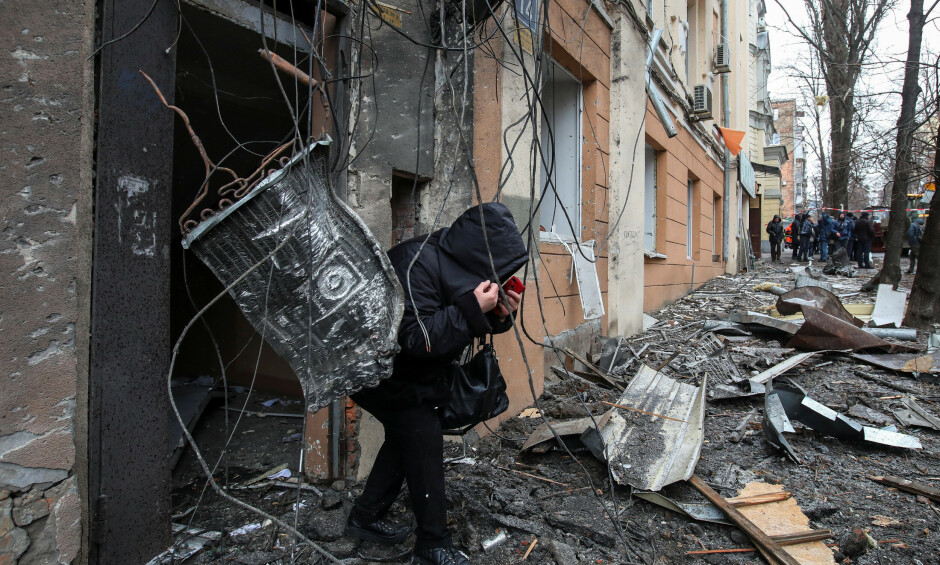 En innbygger forlater en blokk som er skadet av et russisk rakettangrep i Kharkiv i Ukraina. Krigen har ført til en voldsom vekst i såkalte wiper-angrep, ifølge Fortinet. 📸: Reuters/Stringer