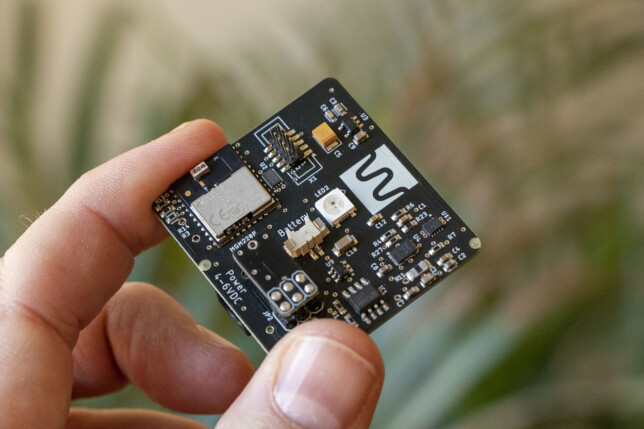 Dette egenutviklede kretskortet er en trådløs ZigBee-modul som kobles til en Linux-basert Raspberry Pi-datamaskin som sitter i huben. Kretskortet bruker en Silicon Labs-brikke for ZigBee-tilkobling. 📸: Kurt Lekanger