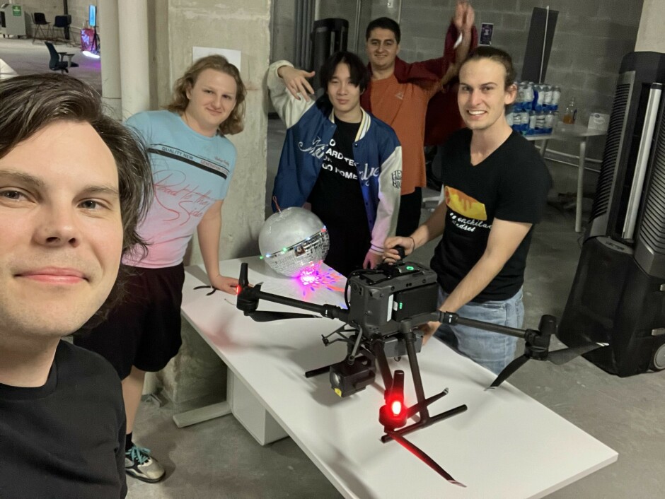 Jon-Fredrik Hopland sammen med resten av gjengen som koda en fest-drone på Miami Hack Week nylig. 📸: Privat