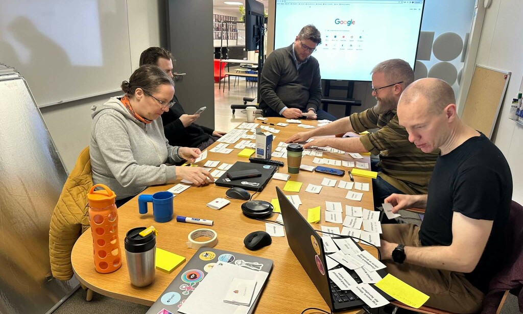 Utviklerne i Oslo Origos "team kjøremiljø" elsker workshops med lappesortering. Neida. Men ikke alt kan programmeres. 📸: Mira Sjølie
