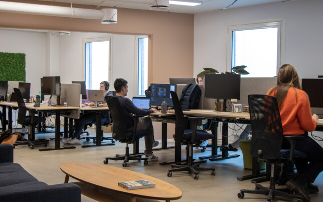 Utviklerne i Tise sitter i åpent kontorlandskap i Tises splitter nye lokaler i Oslo sentrum. 📸: Kurt Lekanger