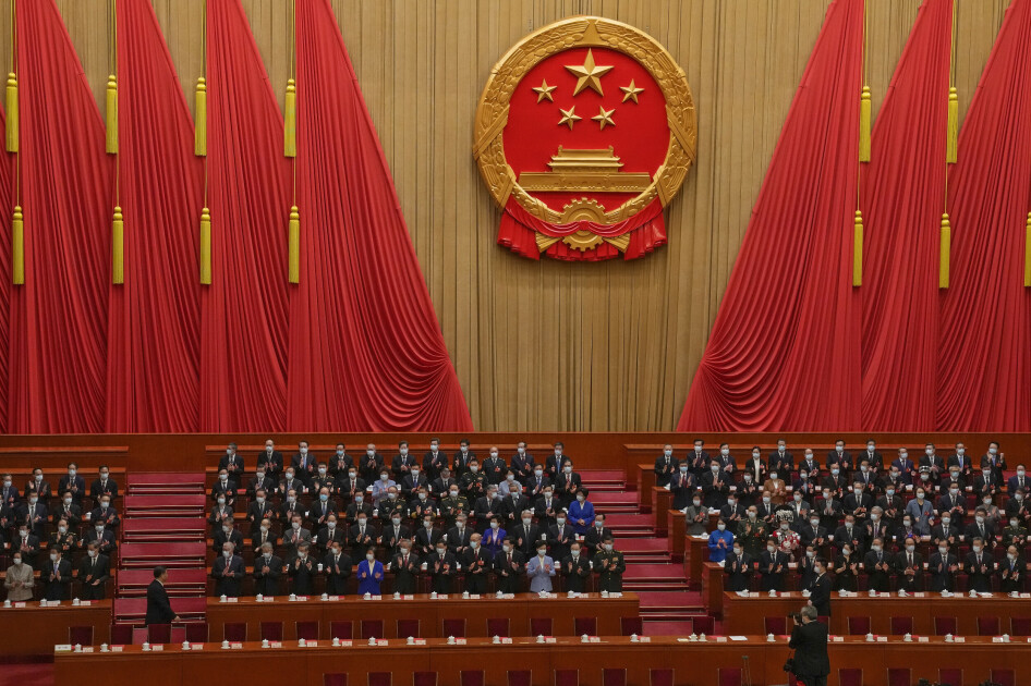 Kinesiske myndigheter la tirsdag fram et lovutkast om at ny generativ KI må gjennom en sikkerhetsgodkjenning før den kan gjøres tilgjengelig for allmennheten. Her: Fra møtet til det kinesiske kommunistpartiet i mars. 📸: AP Photo/Andy Wong