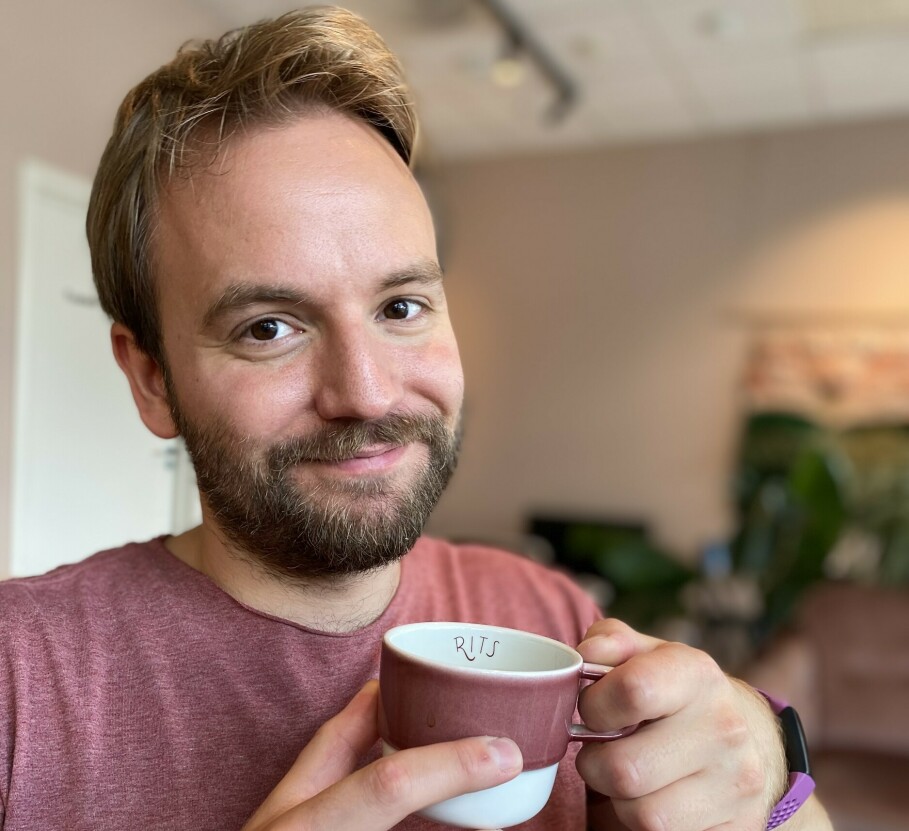 Mikael Åsbjørnsson-Stensland (34) har sagt opp jobben for å starte sitt eget selskap - Erke Teknologi AS.